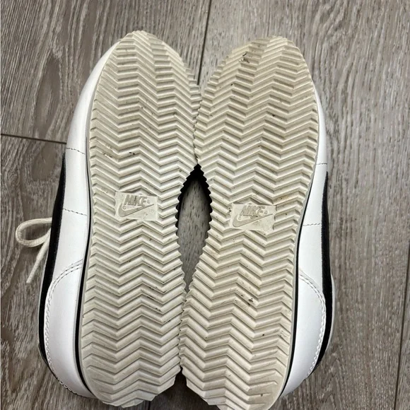 Nike Cortez black and white shoes - Picture 10 of 11